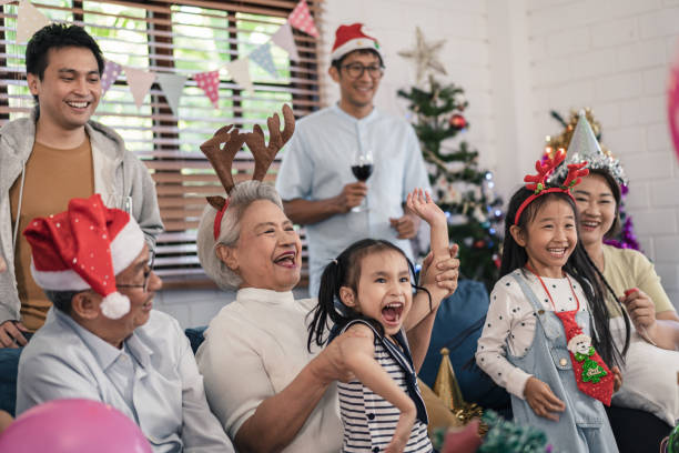 grupo de idosos e netos da família se divertindo celebram festa de natal e ano novo em casa - 7 10 years - fotografias e filmes do acervo