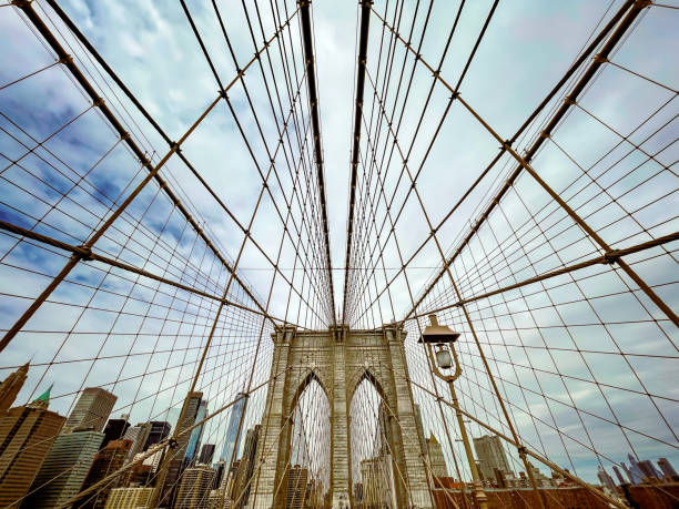 pont de brooklyn - overcast day new york city manhattan photos et images de collection