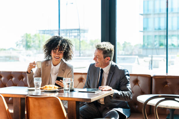 incontro di lavoro in un bar - lunch foto e immagini stock