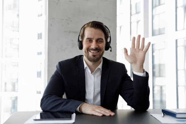 vue de la caméra web jeune homme d’affaires souriant tenant un appel vidéo. - domestic car audio photos et images de collection