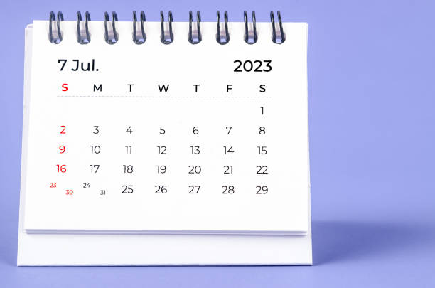 el calendario mensual de escritorio de julio de 2023 para el año 2023 sobre fondo púrpura. - julio fotografías e imágenes de stock