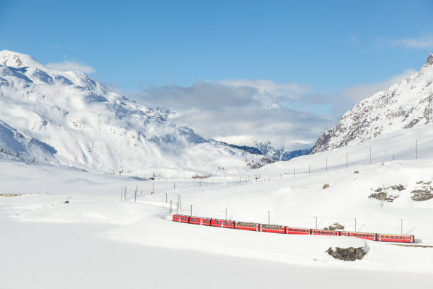 bernina express en la temporada de invierno, poschiavo suiza - st moritz engadine mountain winter fotografías e imágenes de stock