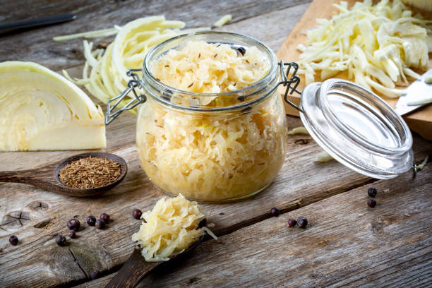 hausgemachtes sauerkraut - deutsche traditionelle delikatesse - sauerkraut salad coleslaw cabbage stock-fotos und bilder