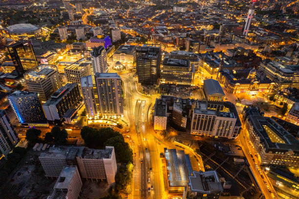 birmingham reino unido vista aérea sobre el centro de la ciudad por la noche - west midlands fotografías e imágenes de stock