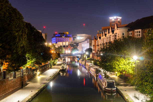 birmingham reino unido vista nocturna sobre el canal histórico con puentes y barcos estrechos a la vista - canal narrow boat nautical vessel england fotografías e imágenes de stock