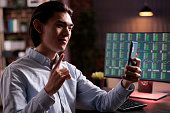 asiatischer-mann-nimmt-an-online-videokonferenz-meeting-teil.jpg?b=1&s=170x170&k=20&c=O9zUuApPtni9T-u2xjJ1jFBDLGolOC8WLHoTU8QCGTg=