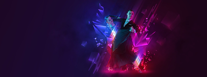 Póster, volante con una elegante pareja joven bailando baile de salón sobre fondo oscuro con coloridos elementos de neón. Arte, música, concepto de estilo de danza photo