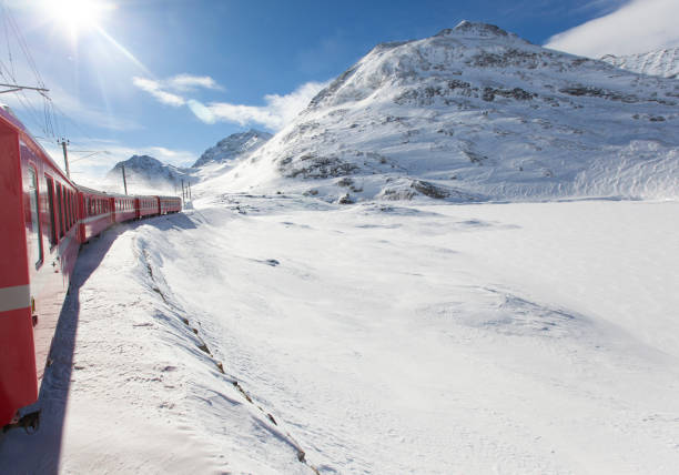 bernina express en la temporada de invierno, poschiavo suiza - st moritz engadine mountain winter fotografías e imágenes de stock