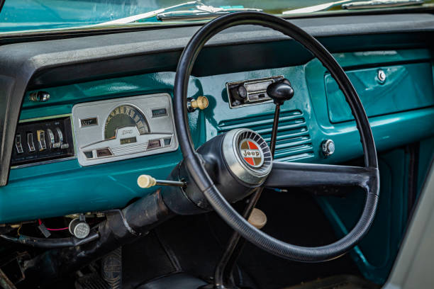 カイザージープジープスターコマンドーステーションワゴンインテリア - editorial sports utility vehicle car jeep ストックフォトと画像