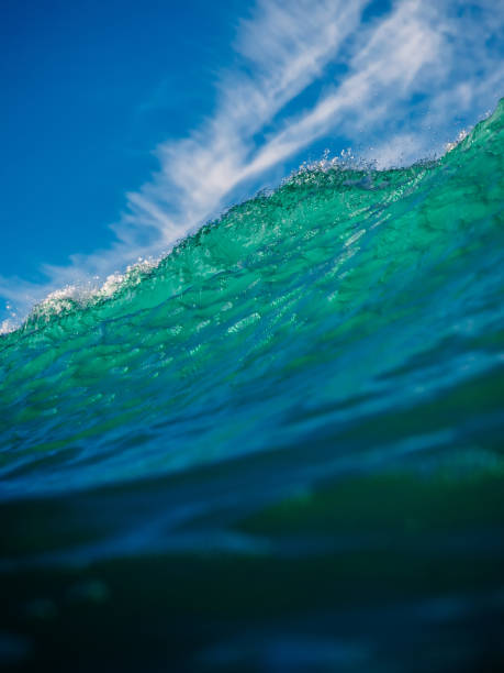 vague de surf parfaite dans l’océan. vue rapprochée de la vague déferlante - sea water surf tide photos et images de collection