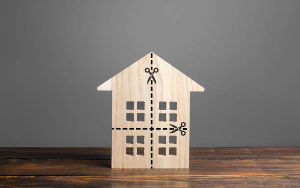 Residential building divided by a dotted line into four equal parts. substantially equal periodic payments Distribution of the right. Divorce concept. Disputes over division process of real estate and property after divorce. Residential building divided by a dotted line into four equal parts. Distribution of the right. Divorce concept. Disputes over division process of real estate and property after divorce. estate planning stock pictures, royalty-free photos & images