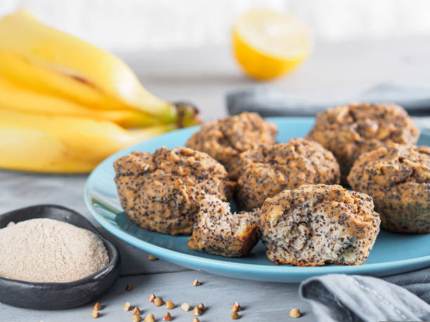 muffin alla banana con farina di grano saraceno e semi di papavero - muffin freedom breakfast photography foto e immagini stock