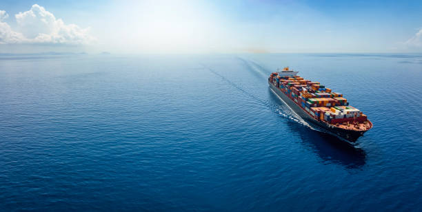 воздушная панорама грузового судна, перевозящего контейнер для импорта и экспорта - спокойное место действия стоковые фото и изображения