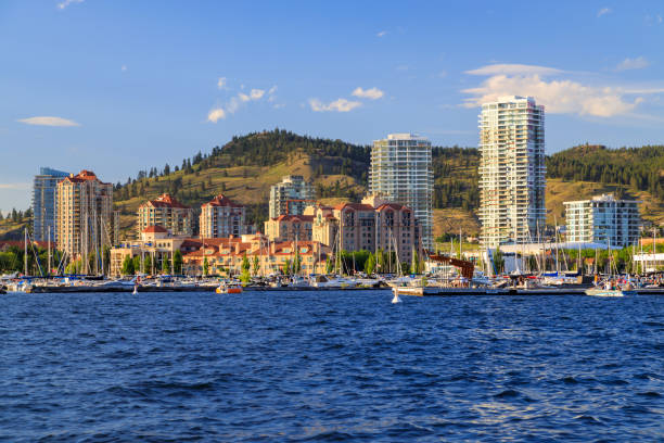 kelowna city skyline paysage urbain vallée de l’okanagan - kelowna okanagan scenics okanagan valley photos et images de collection