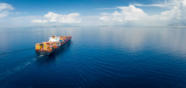 панорамный вид с воздуха промышленного грузового контейнеровоза - спокойное место действия стоковые фото и изображения
