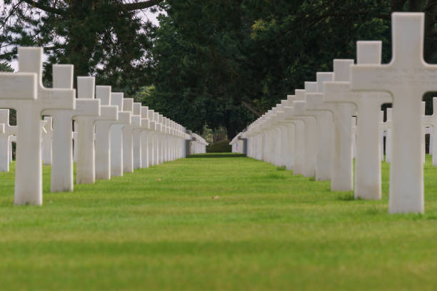 fileiras de cruzes brancas de soldados americanos caídos no cemitério de guerra americano em omaha beach cimetiere americain, colleville-sur-mer, normandia, frança - basse normandy colleville 1944 france - fotografias e filmes do acervo