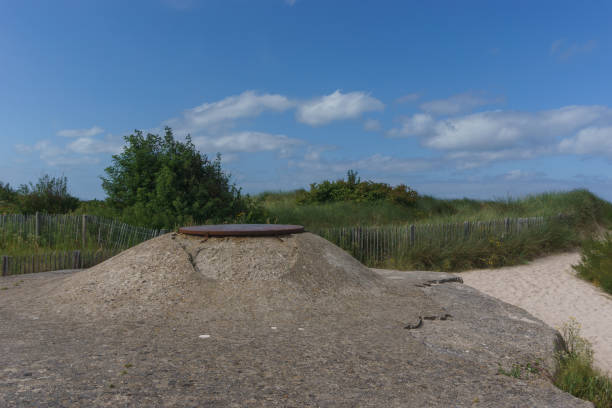 ruínas bunker de juno beach com duna de areia e grama em um dia ensolarado de verão, courseulles sur mer, normandia, frança - france sea allied forces atlantic ocean - fotografias e filmes do acervo