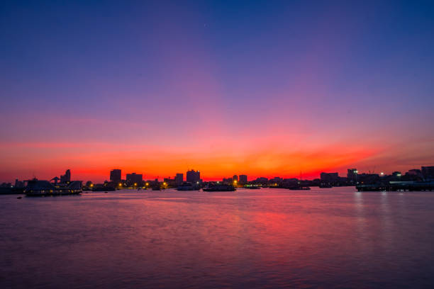 morgensonnenaufgang in pattaya, thailand. - scenics building exterior tourist resort orange stock-fotos und bilder