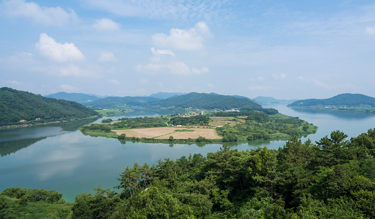 An island in the Yeongsan River seen from the top of the mountain in Naju Nereoji Park.