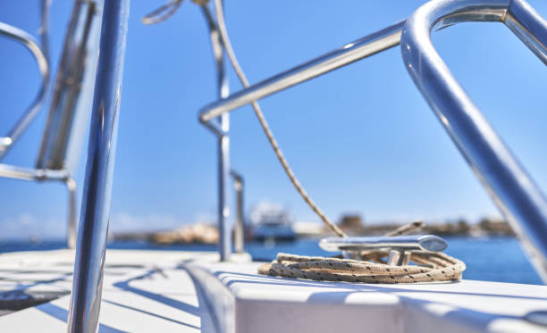 поручни и веревка, привязанные к сцепке на лодке - moored nautical vessel tied knot sailboat стоковые фото и изображения