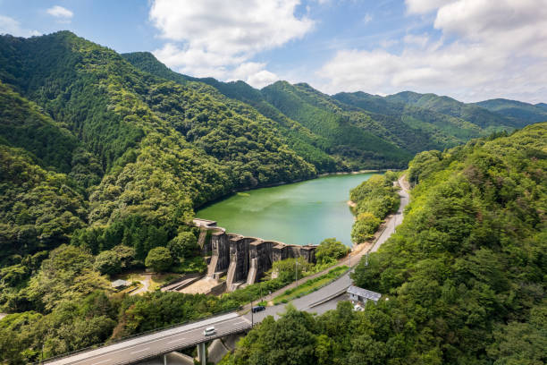 video della storica diga di honen pond nella città di kanonji, prefettura di kagawa - dam foto e immagini stock