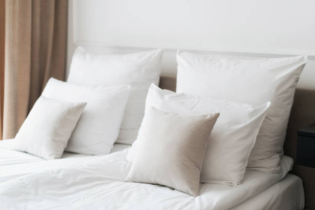 lenzuola bianche fresche in confortevole camera d'albergo - letto matrimoniale foto e immagini stock