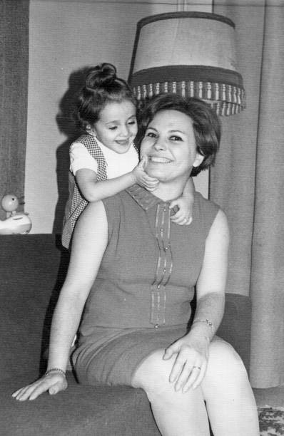 imagem vintage feita nos anos 60: mulher adulta sorridente posando com a filha, década de 1960 - 1960s style image created 1960s retro revival family - fotografias e filmes do acervo