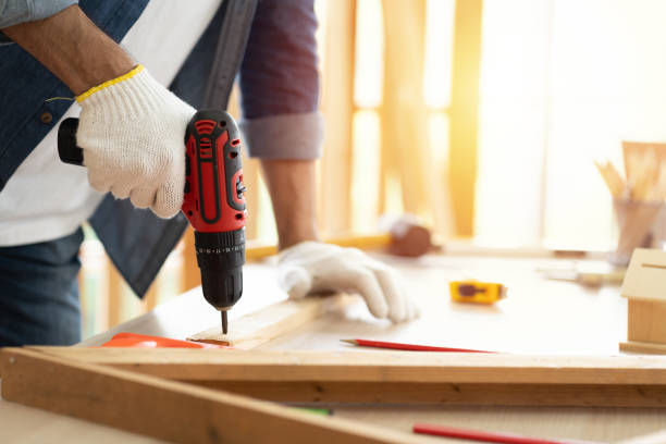 Hands of carpenter uses hand drill to assemble the wood in the carpentry shop Hands of carpenter uses hand drill to assemble the wood in the carpentry shop carpenter carpentry craftsperson carving stock pictures, royalty-free photos & images