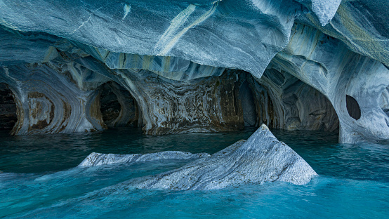 cuevas marinas de mármol (capillas), blancas, grises, turquesas y azules, con aguas turquesas, en el lago General Carrera de Puerto Río Tranquilo, en la región de Aysén de Chile. photo