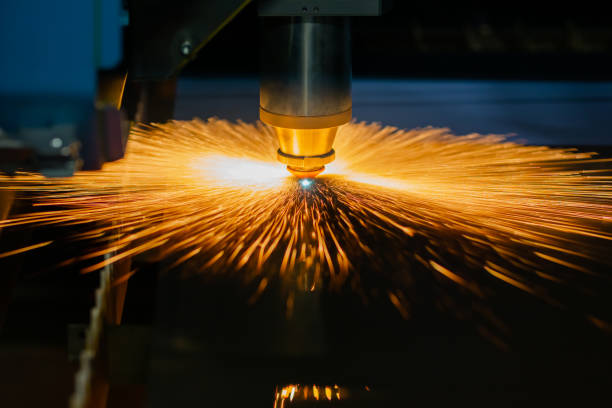 máquina de corte a laser trabalhando com chapa metálica com muitas faíscas - equipment accuracy laser flame - fotografias e filmes do acervo