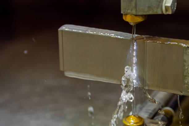 máquina de corte de alambre que trabaja con pieza de trabajo de metal con chispas en fábrica - desmovilización fotografías e imágenes de stock