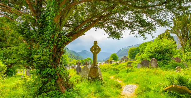 アイルランドのグレンダローにある古いアイルランドの墓地にある古代ケルトの十字架 - grave cemetery celtic culture tombstone ストックフォトと画像