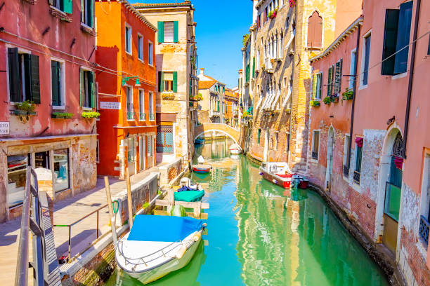 rua ensolarada colorida e canal de água em veneza, itália - lagoa veneziana - fotografias e filmes do acervo