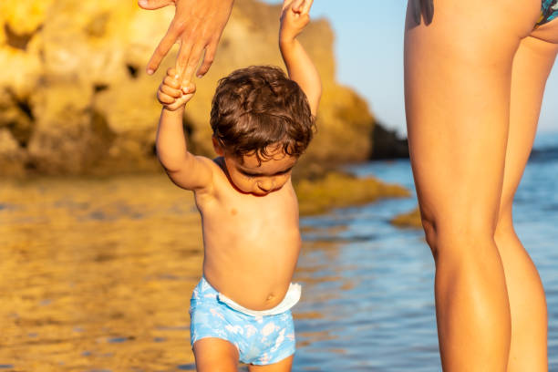 игра с ребенком летом в praia dos arrifes, пляж алгарве, албуфейра. португалия - алгарве стоковые фото и изображения