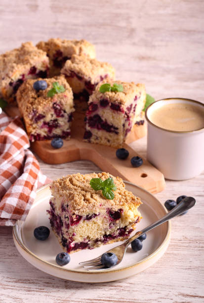istock Classic blueberry buckle cake – crumble topping berry cake 1418411982