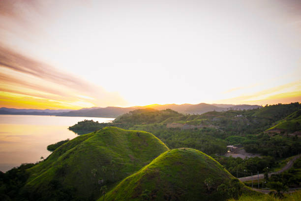 paisagem com montanhas e lago. belas paisagens em labuan bajo, ilhas como pedaços do céu espalhados na terra. - labuanbajo - fotografias e filmes do acervo