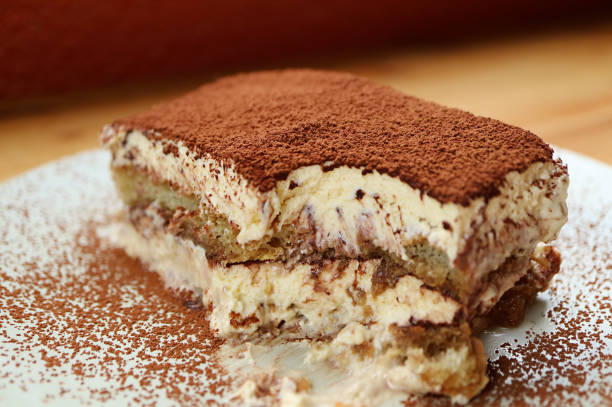 close-up de uma fatia de tiramisu após colher com colher - tiramisu dessert cake gourmet - fotografias e filmes do acervo