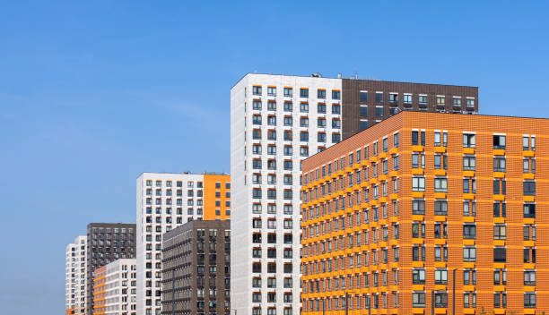 Distrito monolítico de coloridos edificios de apartamentos residenciales en el cielo azul - foto de stock