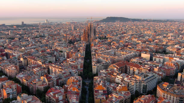 horizonte de barcelona com a catedral da sagrada família ao nascer do sol. catalunha, espanha - mount tibidabo - fotografias e filmes do acervo
