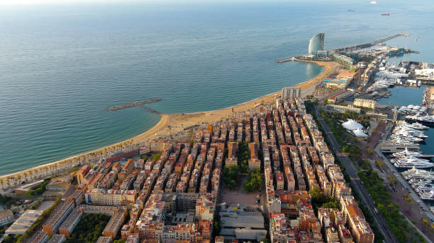 vista aérea de la barceloneta em barcelona, distrito central da praia. catalunha, espanha - port de barcelona catalonia spain barcelona city - fotografias e filmes do acervo