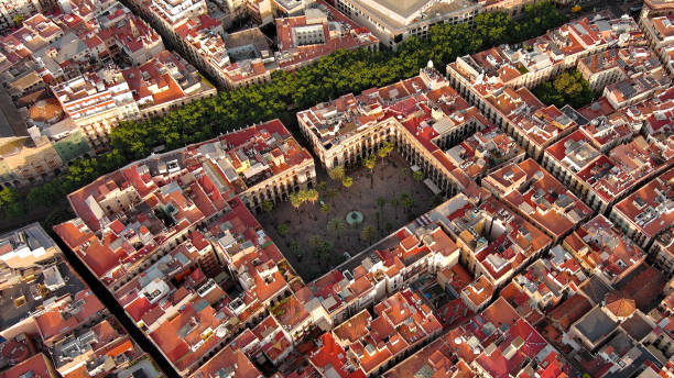 vista aérea de la emblemática plaza reial (plaza real) en el centro de barcelona, durante un día soleado de verano - port de barcelona catalonia spain barcelona city fotografías e imágenes de stock