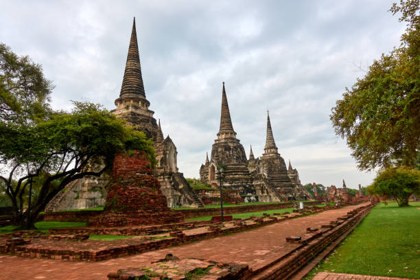 il tempio wat phra si sanphet era il tempio più sacro sul sito del vecchio palazzo reale nell'antica capitale della thailandia di ayutthaya fino a quando la città non fu completamente distrutta. - sanphet palace foto e immagini stock
