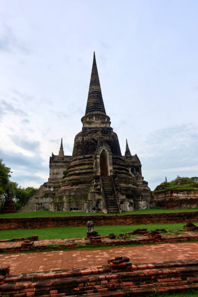 il tempio wat phra si sanphet era il tempio più sacro sul sito del vecchio palazzo reale nell'antica capitale della thailandia di ayutthaya fino a quando la città non fu completamente distrutta. - sanphet palace foto e immagini stock