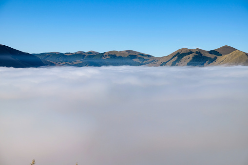 Thermal inversion is called the natural phenomenon of the highland immersed in a sea of clouds.