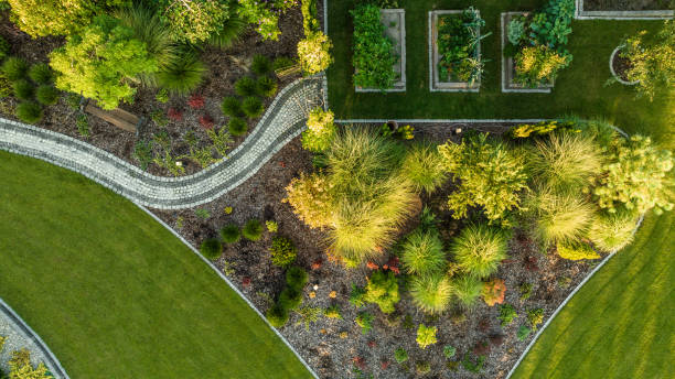 luftaufnahme des modernen hinterhofs mit gemüsegarten - gartenanlage stock-fotos und bilder