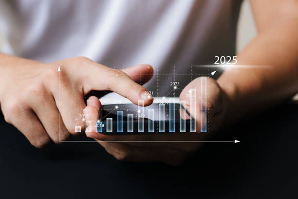 Businessman using smartphones showing holograms and stock market statistics earn profits, long term investment planning, growth planning ideas and business strategies. los hombres de negocios que usan teléfonos inteligentes que muestran hologramas y estadísticas del mercado de valores obtienen ganancias, planificación de inversiones a largo plazo, ideas de planificación de crecimiento y estrategias comerciales.