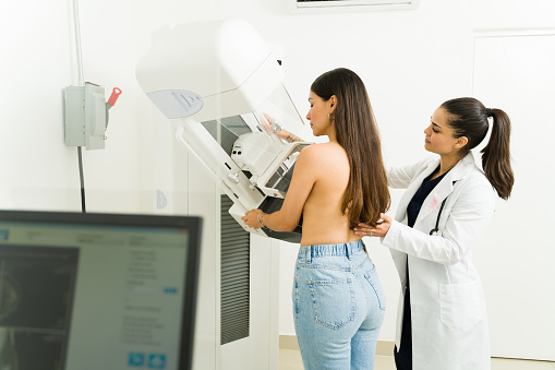Paciente que se hace una prueba de mamografía en el centro de imágenes para prevenir el cáncer de mama photo