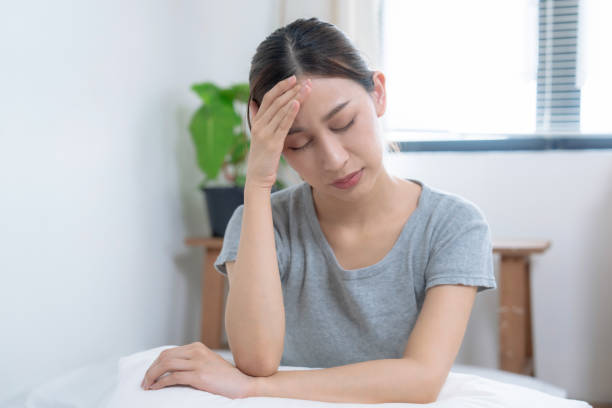 気分が悪いアジアの女性, 激しい頭痛がありました, 片頭痛, 累積ストレス. - 自律神経失調症 女性 ストックフォトと画像