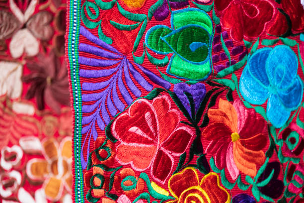 traditionelle, mehrfarbige, lebendige, floral gemusterte, handgefertigte mexikanische textilien zum verkauf, oaxaca, mexiko - bedding merchandise market textile stock-fotos und bilder