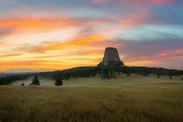 magnifique lever de soleil sur devils tower dans le wyoming - wyoming photos et images de collection